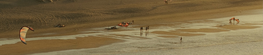Kitesurf na praia ao entardecer